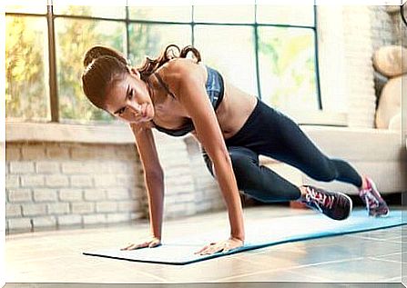 Woman doing exercises to burn more calories while exercising.