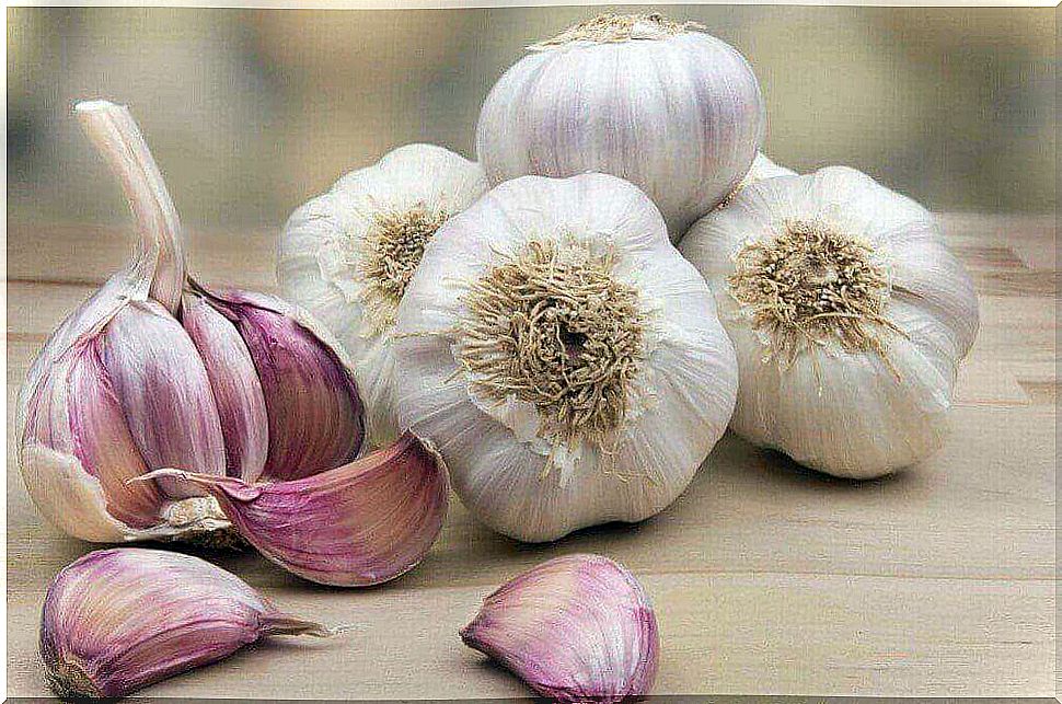 Garlic is a home remedy for calluses