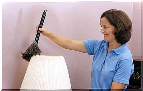 Clean lamps to avoid bad smells in the bedroom