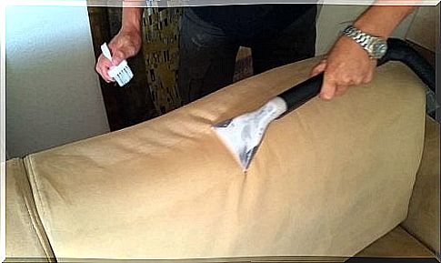 Cleaning the seating furniture to avoid bad smells in the bedroom