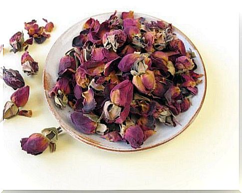 Plate of dried roses to avoid bad smell in the bedroom