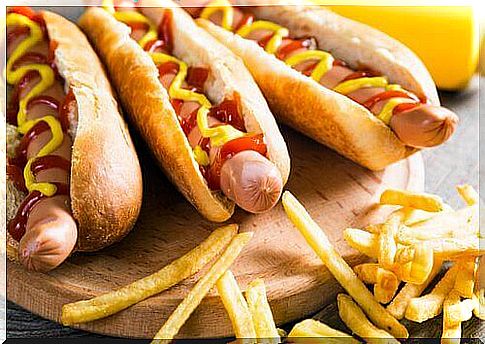 Hot dogs contain nitrosamines