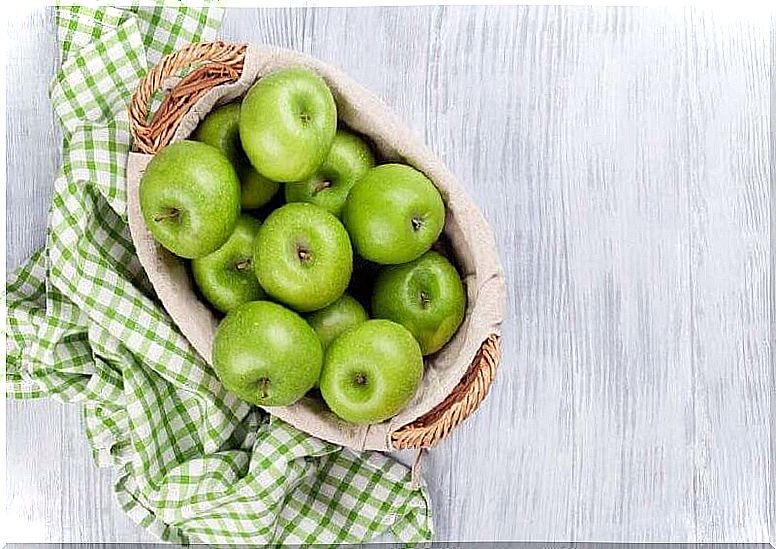 Gourmet recipe for salad with green apples