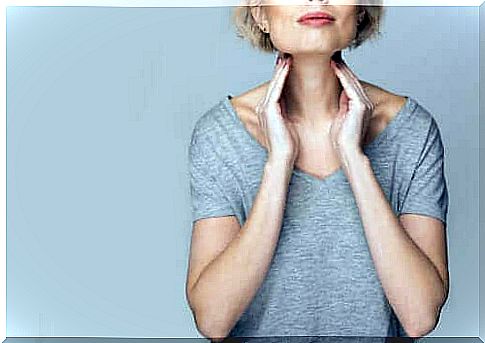 Diet in hyperthyroidism - woman holds her neck