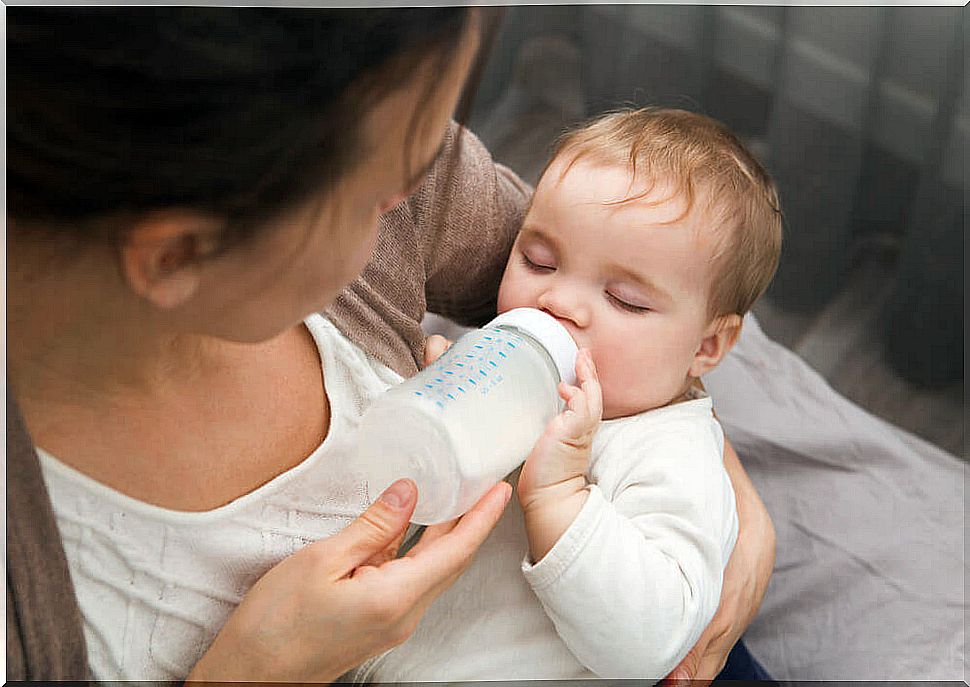 Baby drinks from the bottle