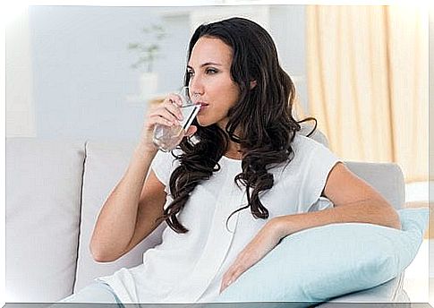 woman-drinks-water-thigh