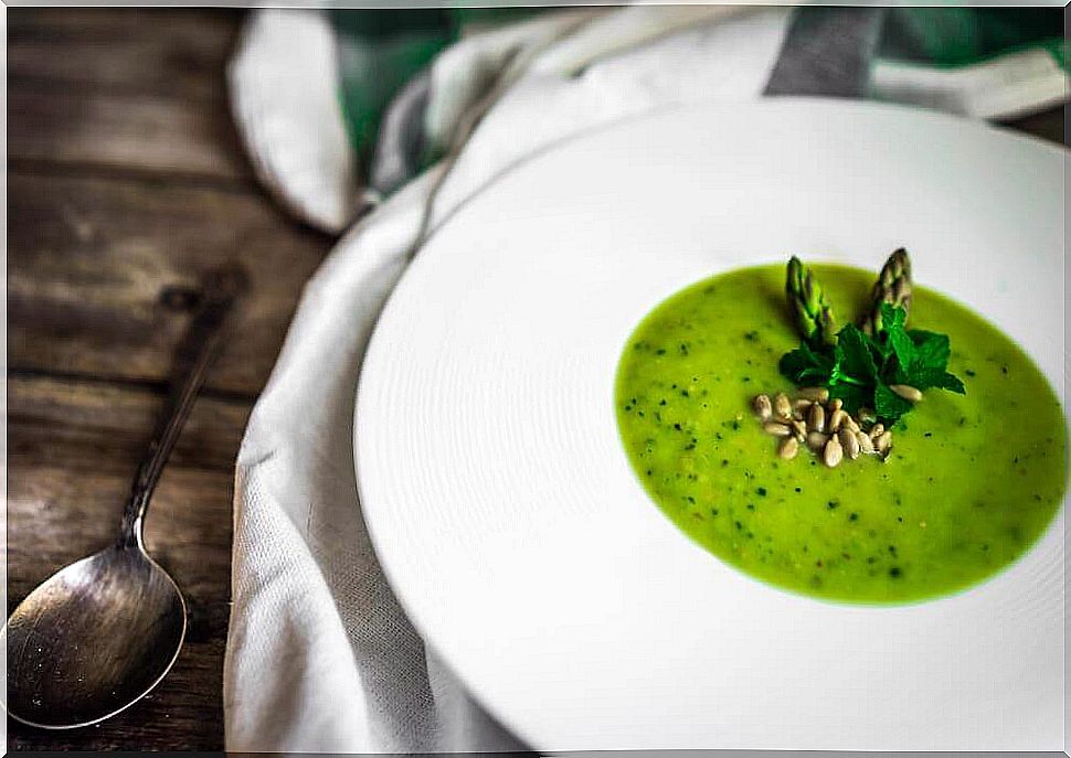 Green asparagus gazpacho for vegetarians