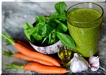 Smoothie with carrots and spinach against hardening of the arteries caused by cholesterol