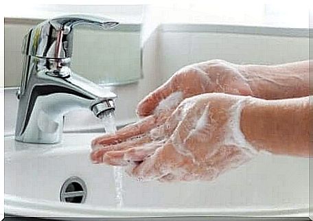 Wash hands before using makeup