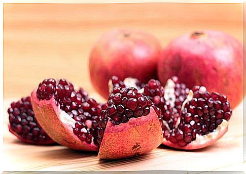 Prevent gout with pomegranate seeds in a salad 