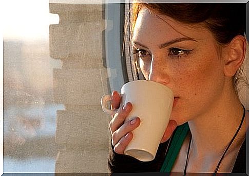 woman-drinks-tea-with-dandelions