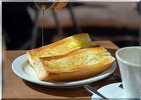 bread-with-olive-oil-for-breakfast