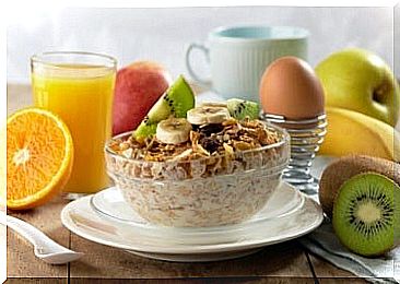 Breakfast for weight loss with fruits and juice