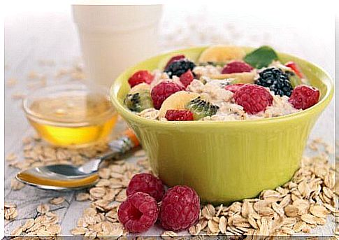 Breakfast for weight loss with oatmeal and raspberries