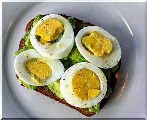 Breakfast for weight loss with mixed drink, toast, avocado and boiled egg